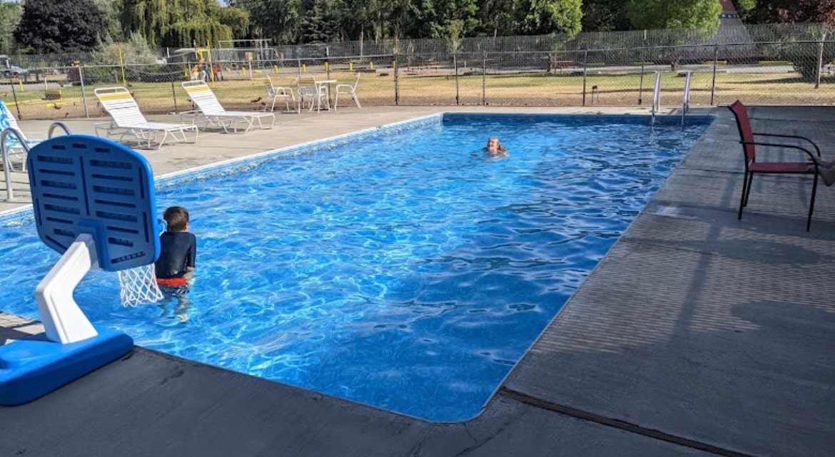 Outdoor swimming pool at Ellensburg Camp Resort